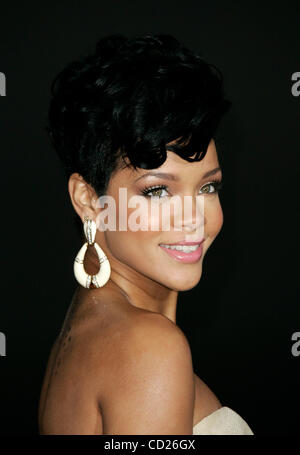 Novembre 23, 2008 - Los Angeles, California, Stati Uniti d'America - cantante Rihanna arrivando al 2008 American Music Awards tenutosi presso il Nokia Theater. (Credito Immagine: © Lisa O'Connor/ZUMA Press) Foto Stock