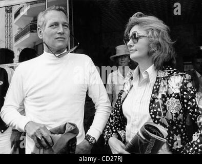 7 luglio 1973 - Cannes, Francia - Paul Newman è più come un eroe fuori schermo come a. Blue-eyed matinee idol la cui carriera ha attraversato con successo cinque decenni, egli è anche un eminente attivista sociale, un grande sostenitore di attori' diritti creativi e un noto filantropo. Nella foto: Newman con mia moglie, ac Foto Stock