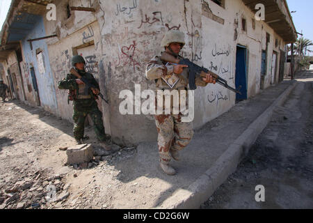 Mar 03, 2008 - quartiere di Dora, Baghdad, Iraq - i soldati dell'esercito iracheno conducendo un pattugliamento comune con la US Army nel quartiere di Dora di Baghdad. (Credito Immagine: © Simon Klingert/ZUMA Premere) Restrizioni: * Germania diritti * Foto Stock