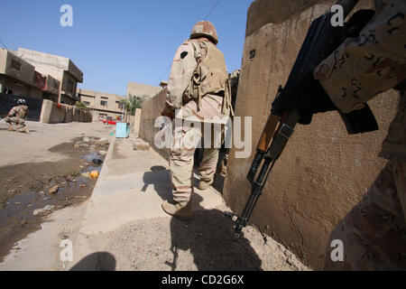 Mar 03, 2008 - quartiere di Dora, Baghdad, Iraq - soldato dell'esercito iracheno sono il deposito lungo una parete durante un pattugliamento comune con la US Army nel quartiere di Dora di Baghdad. (Credito Immagine: © Simon Klingert/ZUMA Premere) Restrizioni: * Germania diritti * Foto Stock