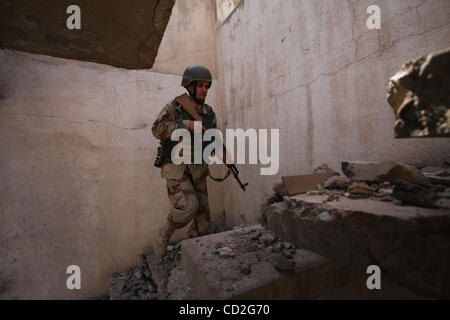 Mar 03, 2008 - quartiere di Dora, Baghdad, Iraq - i soldati dell'esercito iracheno sono alla ricerca case abbandonate durante un pattugliamento comune con la US Army nel quartiere di Dora di Baghdad. (Credito Immagine: © Simon Klingert/ZUMA Premere) Restrizioni: * Germania diritti * Foto Stock