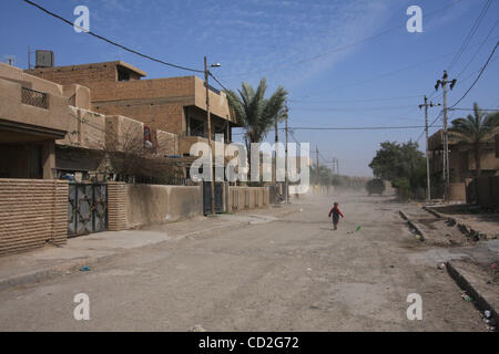 Mar 03, 2008 - quartiere di Dora, Baghdad, Iraq - Un bambino che corre lungo una strada nel quartiere di Dora di Baghdad. (Credito Immagine: © Simon Klingert/ZUMA Premere) Restrizioni: * Germania diritti * Foto Stock