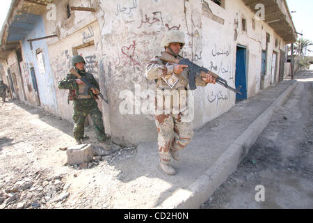 Mar 03, 2008 - quartiere di Dora, Baghdad, Iraq - i soldati dell'esercito iracheno (Stryker Cavalry) conducendo un pattugliamento comune con la US Army nel quartiere di Dora di Baghdad. (Credito Immagine: © Simon Klingert/ZUMA Premere) Restrizioni: * Germania diritti * Foto Stock