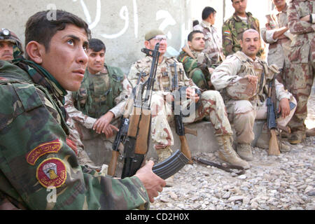 Mar 03, 2008 - quartiere di Dora, Baghdad, Iraq - i soldati dell'esercito iracheno (Stryker Cavalry) getting informato dopo un pattugliamento comune con la US Army nel quartiere di Dora di Baghdad. (Credito Immagine: © Simon Klingert/ZUMA Premere) Restrizioni: * Germania diritti * Foto Stock