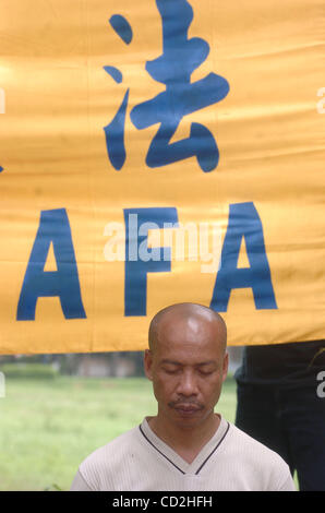 Il Falun Gong stati meditazioni durante la protesta di fronte la Cina Ambasciata a Jakarta, Indonesia marzo 05,2008. Il Falun Gong stati, sta protestando contro il governo cinese e la sua prosecuzione del Falun Gong di membri. La loro rivendicazione che molti Falun Gong practioners sono ancora detenuti illegalmente nei campi di lavoro Foto Stock