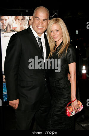 Mar 6, 2008 - West Hollywood, California, Stati Uniti d'America - Fighter Tito Ortiz & attrice jenna jameson arrivando al 'Sleepwalking' Los Angeles Premiere detenute al Directors Guild of America. (Credito Immagine: © Lisa O'Connor/ZUMA Press) Foto Stock