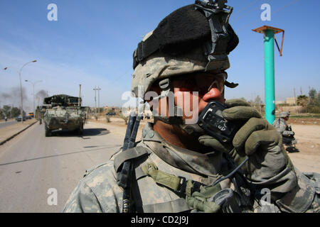 Mar 07, 2008 - quartiere di Dora, Baghdad, Iraq - un soldato del Terzo plotone, Fox Company, 2° Stormo, 2° Stryker Cavalry Brigade colloqui sulla sua radio durante una pattuglia di Saha quartiere al quartiere di Dora di Baghdad. (Credito Immagine: © Simon Klingert/ZUMA Premere) Restrizioni: * Germania unità organizzativa dei diritti Foto Stock