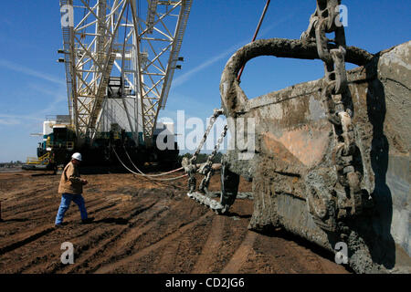 (Foto scattata su 3/29/2008) (scadenza: Fort Lonesome) Jeff Dodson, permettendo la conformità coordinatore per il Mosaico Company (cq, dal soggetto, nome e titolo) è sopraffatte dalla dimensione di taglio di un dragline dragline e benna nella società Quattro Angoli miniera situata sull'Hillsborough, lamantino e Pol Foto Stock