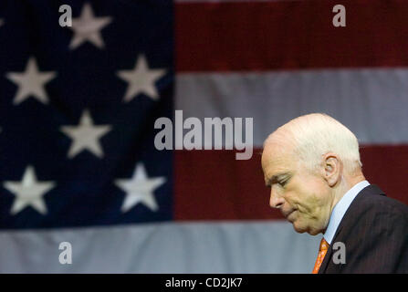 Presidenziale repubblicano speranzoso Arizona il senatore John McCain partecipa a un dipendente municipio incontro alla Chick-Fil-un ristorante sede centrale ad Atlanta, Georgia, Stati Uniti d'America, 07 marzo 2008. (Credito Immagine: © Erik Lesser/ZUMA Press) Foto Stock