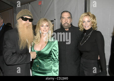 Mar 07, 2008 - Austin, Texas, Stati Uniti d'America - Texas Film Hall Of Fame honorees BILLY GIBBONS (sinistra) di ZZ Top e Morgan Fairchild (secondo da sinistra) incontro con Giovanni Paolo DEJORIA e sua moglie ELOISE al Texas Film Hall Of Fame 2008 sponsorizzato da Austin Film Society. (Credito Immagine: © Pietro Silva/ZUMA Pre Foto Stock