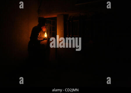 Mar 07, 2008 - Bagdad, Baghdad, Iraq - Un uomo iracheno detiene una laterna di illuminare il suo cortile di casa sua nel al quartiere di Dora di Baghdad. (Credito Immagine: © Simon Klingert/ZUMA Press) Foto Stock