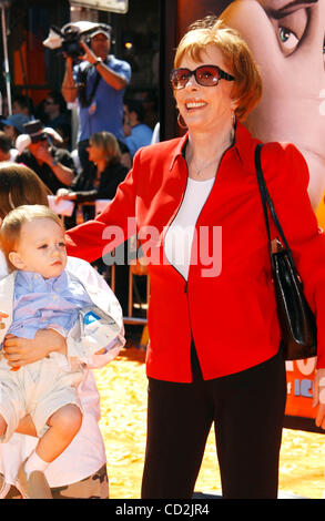 Mar 8, 2008 - Hollywood, California, Stati Uniti - Ho13026PR.DR. SEUSS' Horton sente che! PREMIERE MONDIALE.MANN VILLAGE Theatre, Westwood, CA .03/08/08.CAROL BURNETT CON GRAND BAMBINI ZACK E DYLAN. - - 2008(Immagine di credito: Â© Phil Roach/Globe foto/ZUMAPRESS.com) Foto Stock