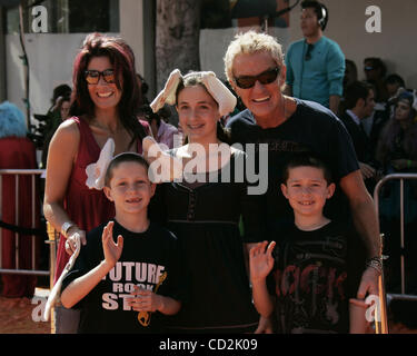 Mar 08, 2008 - Westwood, California, Stati Uniti d'America - KEVIN CRONIN e la famiglia presso la "r" Seuss Horton Hears A' Premiere Mondiale tenutosi presso il Teatro di villaggio in Westwood. (Credito Immagine: © Lisa O'Connor/ZUMA Press) Foto Stock