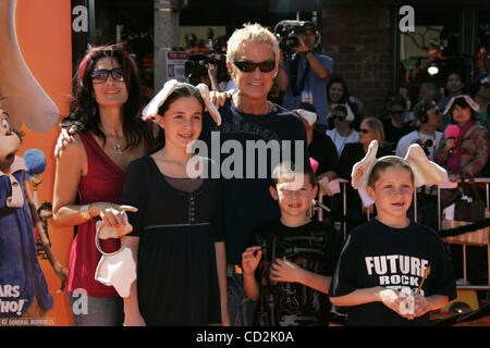 Mar 08, 2008 - Westwood, California, Stati Uniti d'America - KEVIN CRONIN e la famiglia presso la "r" Seuss Horton Hears A' Premiere Mondiale tenutosi presso il Teatro di villaggio in Westwood. (Credito immagine: Foto Stock