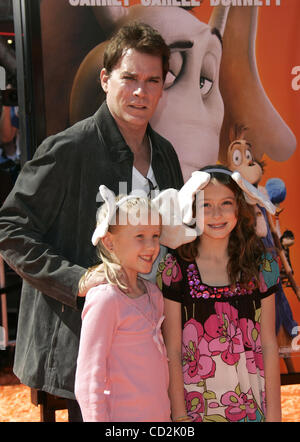 Mar 08, 2008 - Westwood, California, Stati Uniti d'America - Attore Ray Liotta figlia KARSEN e amico alla 'Dr' Seuss Horton Hears A' Premiere Mondiale tenutosi presso il Teatro di villaggio in Westwood. (Credito immagine: Foto Stock