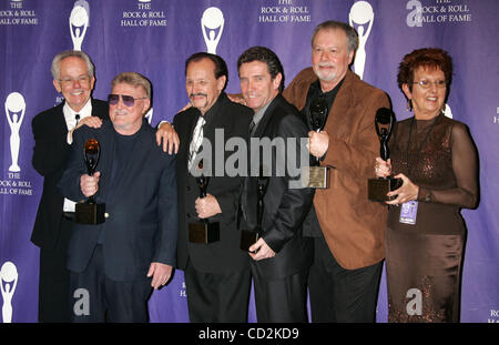 Mar 10, 2008 - New York, NY, STATI UNITI D'AMERICA - Inductees il venture comportano per le foto nella sala stampa del 2008 a Rock & Roll Hall of Fame tenutasi ad induzione al Waldorf Astoria Hotel. (Credito Immagine: © Nancy Kaszerman/ZUMA Press) Foto Stock