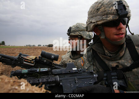 Mar 13, 2008 - quartiere Taji, Baghdad, Iraq - i soldati della società Alfa, 1° Battaglione, 27 reggimento di fanteria della seconda Stryker Brigade Combat Team, XXV divisione di fanteria fissare l'area prima di trasferirsi nel villaggio di Abu Asaf nel quartiere Taji su una pattuglia. (Credito Immagine: © Simon Klingert/Z Foto Stock