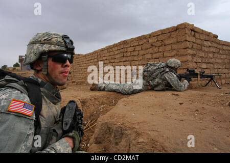 Mar 13, 2008 - quartiere Taji, Baghdad, Iraq - i soldati della società Alfa, 1° Battaglione, 27 reggimento di fanteria della seconda Stryker Brigade Combat Team, XXV divisione di fanteria patrol il villaggio di Abu Asaf nel distretto di Taji a nord di Baghdad. (Credito Immagine: © Simon Klingert/ZUMA Premere) Restrizioni Foto Stock