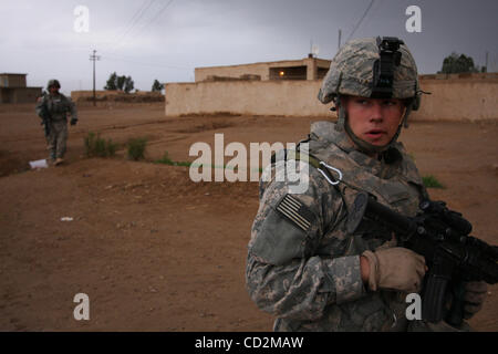 Mar 13, 2008 - quartiere Taji, Baghdad, Iraq - i soldati della società Alfa, 1° Battaglione, 27 reggimento di fanteria della seconda Stryker Brigade Combat Team, XXV divisione di fanteria patrol il villaggio di Abu Asaf nel distretto di Taji a nord di Baghdad. (Credito Immagine: © Simon Klingert/ZUMA Premere) Restrizioni Foto Stock