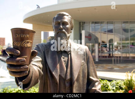 Una statua di Coca-Cola inventore John Pemberton che accoglie i visitatori in apertura del nuovo mondo di Coca Cola museum di Atlanta, Georgia, giovedì 24 maggio, 2007. Foto Stock