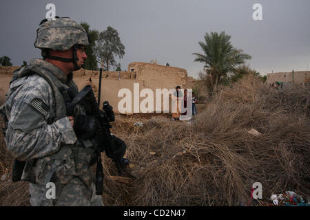 Mar 13, 2008 - Baghdad in Iraq - un soldato della società Alfa, 1° Battaglione, 27 reggimento di fanteria della seconda Stryker Brigade Combat Team, XXV Divisione di Fanteria di pattuglie il villaggio di Abu Asaf nel distretto di Taji a nord di Bagdad (credito Immagine: © Simon Klingert/ZUMA Press) Foto Stock