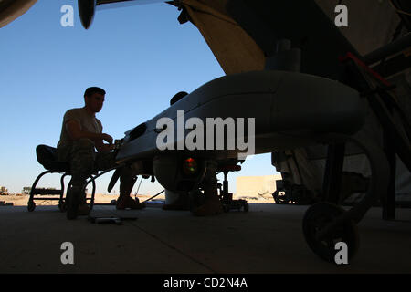 Mar 13, 2008 - Baghdad in Iraq - i soldati USA il lavoro su un drone all'interno di una manutenzione tenda accanto alla flightlinbe di Camp Taji, Iraq. (Credito Immagine: © Simon Klingert/ZUMA Press) Foto Stock