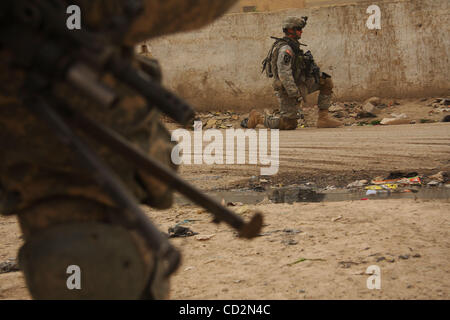 Mar 13, 2008 - Baghdad in Iraq - i soldati del 2° plotone, Charly batteria, 2° Battaglione campo xii Reggimento di Artiglieria come parte della quarta brigata, seconda divisione di fanteria patrol Tahrir il distretto di Baqubah, Iraq. (Credito Immagine: © Simon Klingert/ZUMA Press) Foto Stock