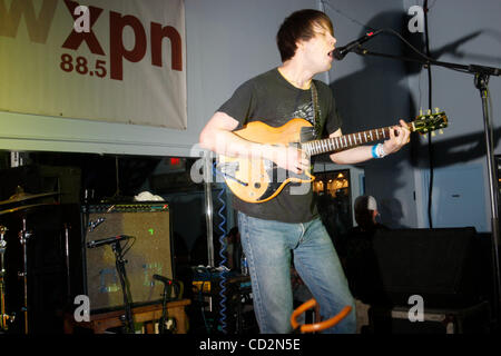 I Whigs al volume di eseguire in Austin Texas il 14 marzo 2008 durante SXSW 2008. South by Southwest. Parker Gispert - chitarra , vocals Julian a Dorio - i tamburi Tim Deaux - Basso Foto Stock