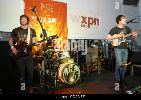 I Whigs al volume di eseguire in Austin Texas il 14 marzo 2008 durante SXSW 2008. South by Southwest. Parker Gispert - chitarra , vocals Julian a Dorio - i tamburi Tim Deaux - Basso Foto Stock