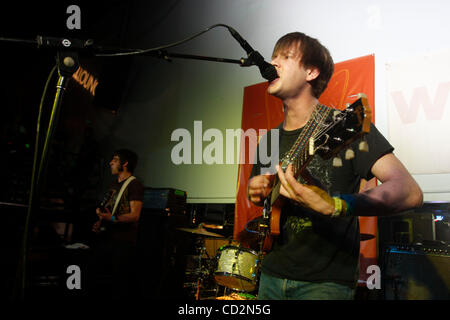 I Whigs al volume di eseguire in Austin Texas il 14 marzo 2008 durante SXSW 2008. South by Southwest. Parker Gispert - chitarra , vocals Julian a Dorio - i tamburi Tim Deaux - Basso Foto Stock