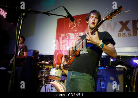 I Whigs al volume di eseguire in Austin Texas il 14 marzo 2008 durante SXSW 2008. South by Southwest. Parker Gispert - chitarra , vocals Julian a Dorio - i tamburi Tim Deaux - Basso Foto Stock