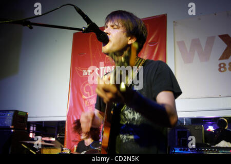 I Whigs al volume di eseguire in Austin Texas il 14 marzo 2008 durante SXSW 2008. South by Southwest. Parker Gispert - chitarra , vocals Julian a Dorio - i tamburi Tim Deaux - Basso Foto Stock