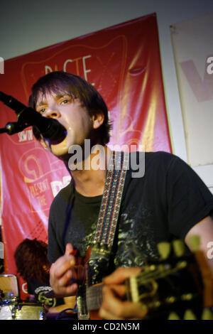 I Whigs al volume di eseguire in Austin Texas il 14 marzo 2008 durante SXSW 2008. South by Southwest. Parker Gispert - chitarra , vocals Julian a Dorio - i tamburi Tim Deaux - Basso Foto Stock