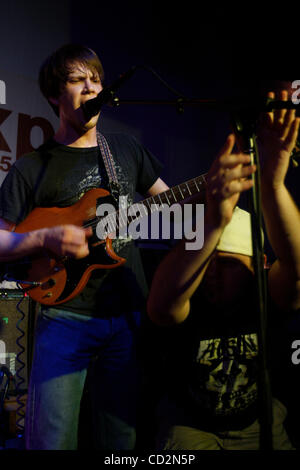 I Whigs al volume di eseguire in Austin Texas il 14 marzo 2008 durante SXSW 2008. South by Southwest. Parker Gispert - chitarra , vocals Julian a Dorio - i tamburi Tim Deaux - Basso Foto Stock