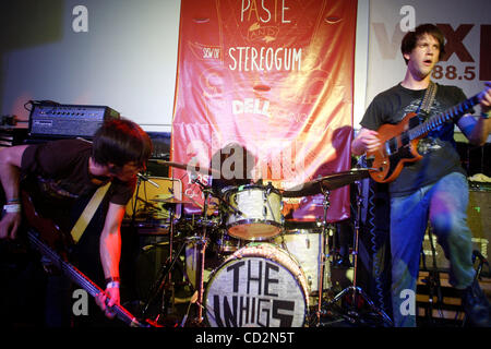 I Whigs al volume di eseguire in Austin Texas il 14 marzo 2008 durante SXSW 2008. South by Southwest. Parker Gispert - chitarra , vocals Julian a Dorio - i tamburi Tim Deaux - Basso Foto Stock