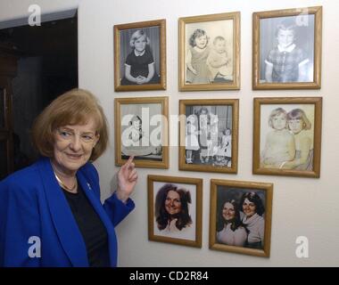 Jacque MacDonald, madre di omicidio vittima Debi Whitlock, orgogliosamente ricorda una galleria di foto di Debi e la sua sorella più giovane Karen su una parete di MacDonald della casa di Merced Martedì, Marzo 18, 2008. Ted Benson/Modesto B (credito Immagine: © Modesto Bee/ZUMA Press) Foto Stock