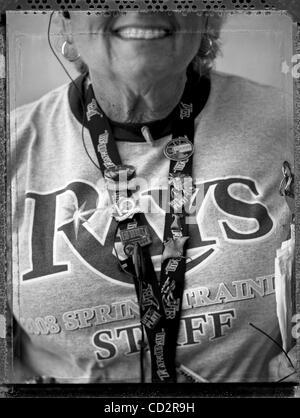 SP 284447 te raggi 18 didascalia: (03/19/2008 San Pietroburgo) Tampa Bay Rays più longevo staffer Norma Keesler (CQ), di Indian Shores si distingue per un ritratto con i suoi perni commemorativa del passato lo spring training stagioni al campo Lang il 19 marzo 2008. Keesler: "a causa del mio amore per il baseball I Foto Stock