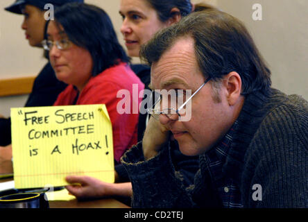 Mar 19, 2008 - Minneapolis, Minnesota, Stati Uniti d'America - Minneapolis Città membro del Consiglio Gordon a camma ascoltato durante il governo della città per la riunione del comitato valutando una proposta sulle autorizzazioni per le dimostrazioni. Gordon si oppone permessi obbligatori per le dimostrazioni. Manifestanti sat sul meeting e tenuto segni t Foto Stock