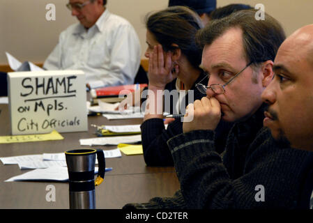 Minneapolis,Mn.,mercol.,Mar. 19,2008](a destra, a sinistra e a destra) Minneapolis Città membri del Consiglio Gordon a camma e Ralph Remington ascoltato durante il governo della città per la riunione del comitato valutando una proposta sulle autorizzazioni per le dimostrazioni. Il comitato è chiamato il libero Foto Stock