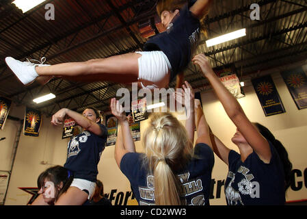 030508 sc spt allietare 1di8 - Personale foto di Chris Matula/Palm Beach post 0049932A Andrew Abramson story - Boca Raton - West Boca Raton High School cheerleaders preparare per la cattura di Leslie Wheeler (CQ), 16, in quanto il treno per le loro prestazioni in questo weekend inaugurale della concorrenza di stato Giovedì, Mar Foto Stock