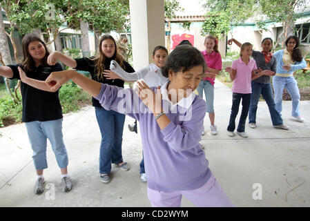 032608 incontrato skchinese 0050891una foto personale da Bruce R. Bennett/Palm Beach post con la storia da Christina DeNardo -- West Palm Beach -- Yuling Song (cq, centro) conduce una lezione di Tai Ji Quan (CQ) con sesto livello gli studenti nella classe cinesi insegnato a essere la sua nuora Li Lin (cq, non raffigurata) a Foto Stock