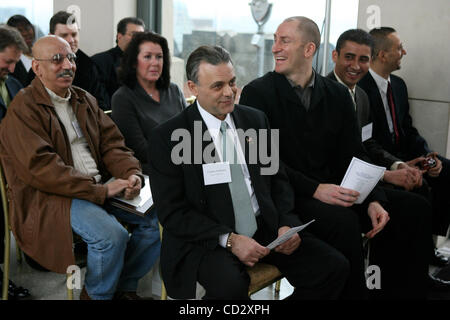 L/R: "Amore cabina' award per Ahmed Ibrahim, pilota dell'anno Charles Kabbani e Ben Bailey, ospite di Discovery Channel 'Cash cabina'. Driver 2008 Cerimonia di riconoscimento nella parte superiore della roccia- Rockefeller Center marzo, 27, 2008 in New York City. Photo credit: Mariela Lombard/ ZUMA premere. Foto Stock