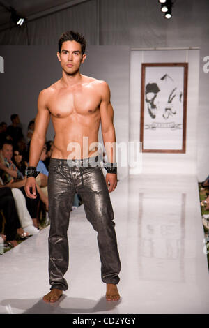 I modelli a piedi la pista indossando Marceau all Funkshion: Fashion Week Miami Beach Foto Stock