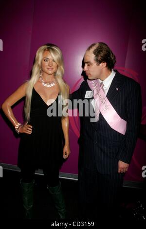 Aprile 1, 2008 - New York New York, Stati Uniti - Esclusivo.LOOK-A-CALIBRO DI ELLIOTT SPITZER, PARIS HILTON, Amy Winehouse, NICOLE RITCHIE e Samuel L. Jackson FORNITO DA CELEBRIFANTASY.COM divertire a curiosi MICHAELS RISTORANTE E Madame Tussaud IN TIMES SQUARE. . ELLIOTT SPITZER LOOKALIKE CON LINDSEY Foto Stock