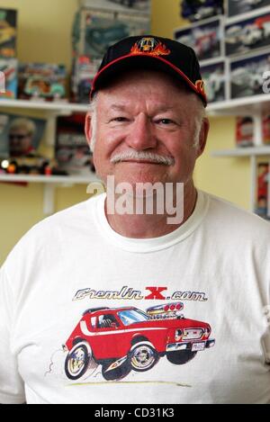 Apr 02, 2008 - al Greenacres con, Florida, Stati Uniti d'America - Terry crescere, chi possiede un 1974 Gremlin X, orgogliosamente indossa la sua T shirt a sua al Greenacres con home mercoledì sera. (Credito Immagine: Â© Amanda Voisard/Palm Beach post/ZUMA Premere) Restrizioni: * USA Tabloid diritti * Foto Stock