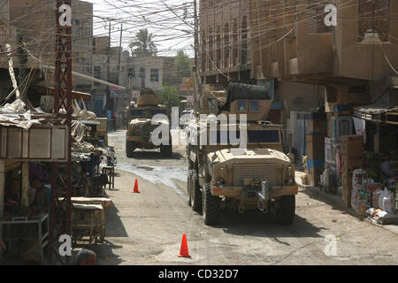 03 apr 2008 - Bagdad, Baghdad, Iraq - MRAP (miniera- resistente- agguato- protetto) veicoli dai soldati di Charly batteria, 2° Battaglione campo xii Reggimento di Artiglieria come parte della quarta brigata, seconda divisione di fanteria pattugliano le strade di Bohriz nella provincia di Diyala in Iraq. (Credito Immagine: © Simon Kli Foto Stock