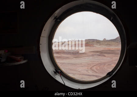 Apr. 04, 2008 - Hanksville, Utah, Stati Uniti - Visualizzazione del 'martian' paesaggio attraverso un oblò circolare nella finestra HAB. (Credito Immagine: © Ruaridh Stewart/zReportage.com/ZUMA) Foto Stock