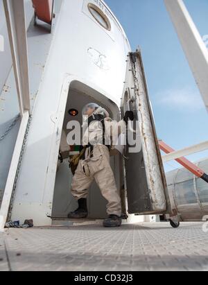 Apr. 04, 2008 - Hanksville, Utah, Stati Uniti - Membro dell'equipaggio BORIS YIM SHING YIK (comandante) si muove nell'airlock del HAB dopo il completamento di un EVA. (Credito Immagine: © Ruaridh Stewart/zReportage.com/ZUMA) Foto Stock