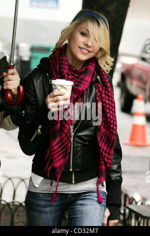 Apr 04, 2008 - New York, NY, STATI UNITI D'AMERICA - attrice Taylor Momsen sul set di un film della serie TV " Gossip Girl' trattenuto sul lato est superiore. (Credito immagine: Foto Stock