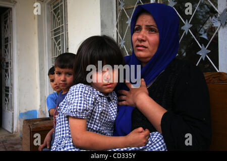 Apr 06, 2008 - Khalis, Diyala Provincia, Iraq - Un iracheno madre riceve istruzioni di andare in ospedale con i suoi malati otto anni che la figlia nella città di Khalis nella provincia di Diyala da soldati del primo plotone, Cobra truppa, 2° Stormo, 1° reggimento di cavalleria come parte della quarta brigata Stryker combattere Te Foto Stock